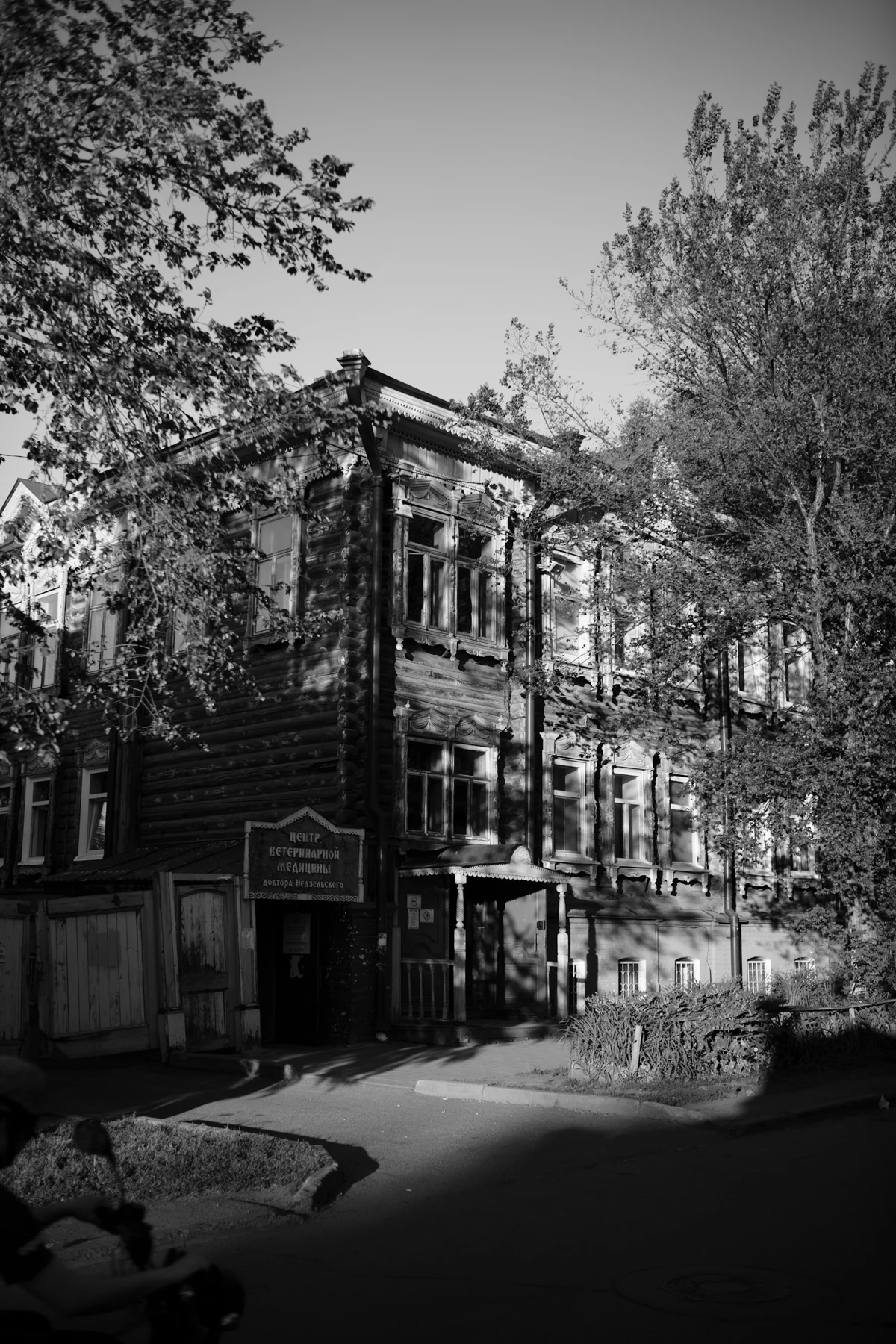 Historic wooden building surrounded by trees in rural Florida